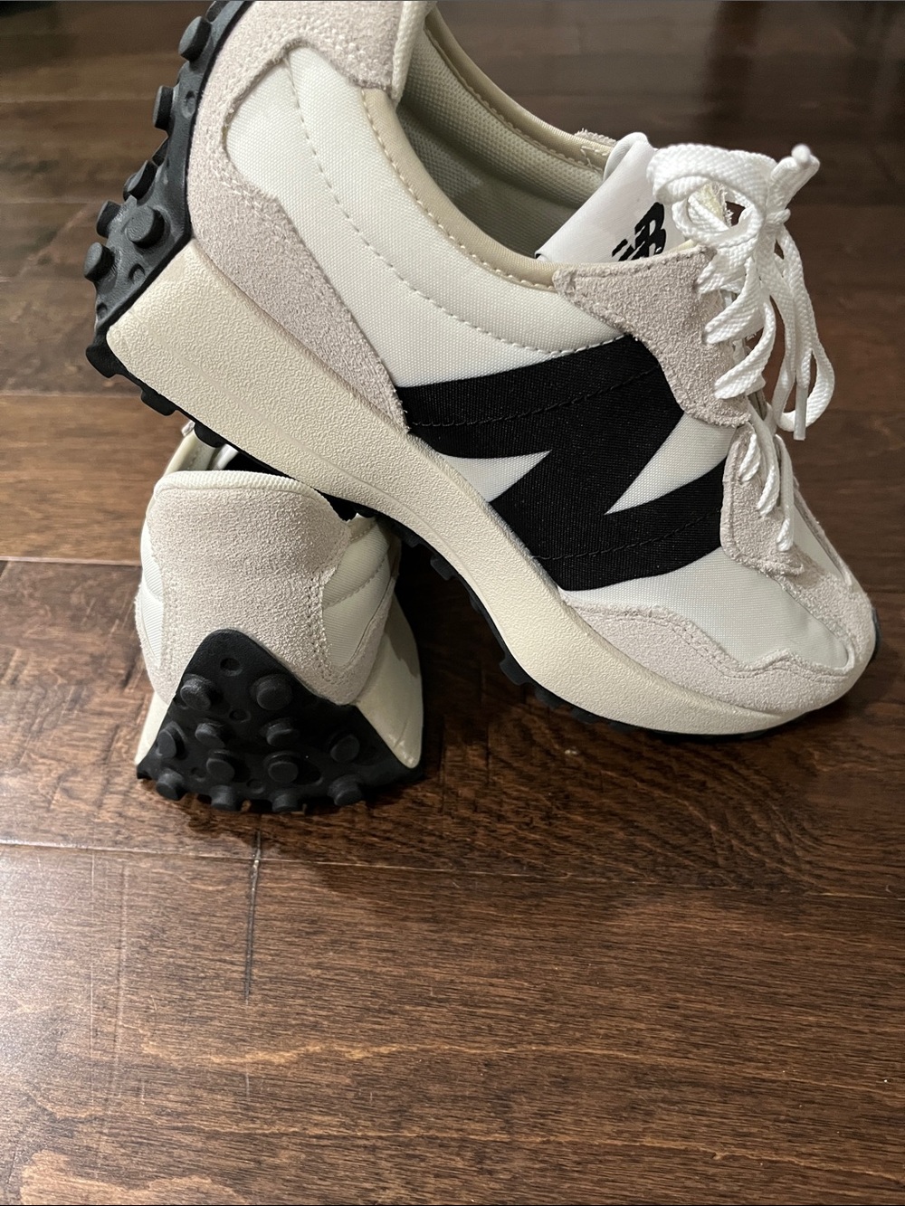 NWOT or box New Balance White Black Retro-Inspired Trainer - Picture 6 of 12